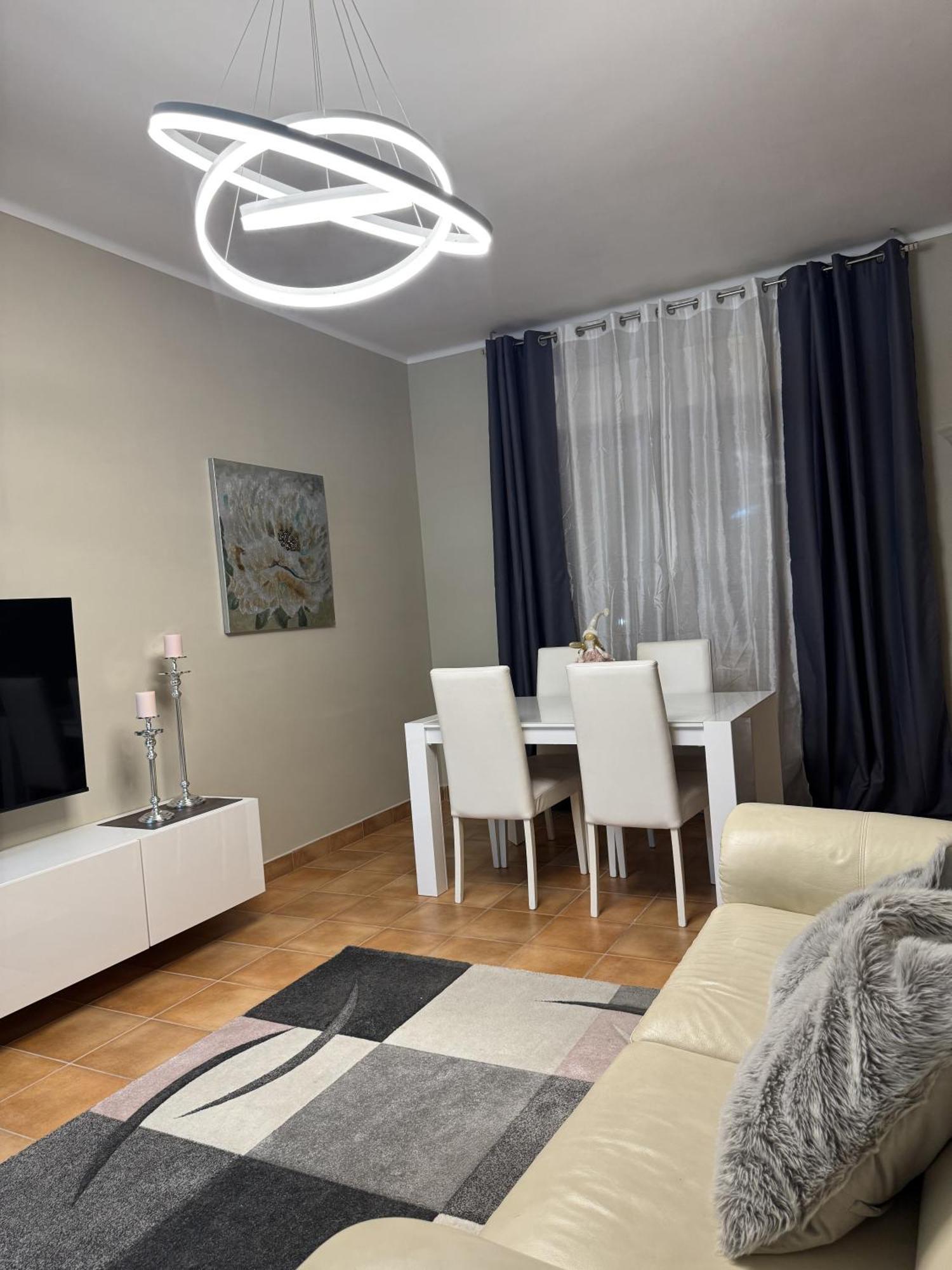 Nicol Apartment *