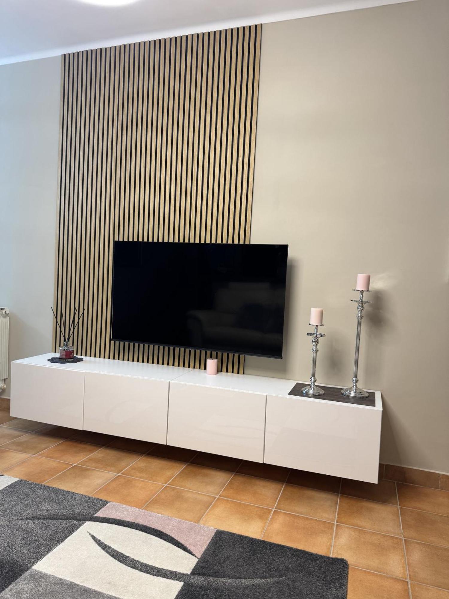 Nicol Apartment *